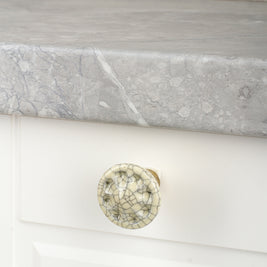 Mâner mobilier Tulip Country 128 – alamă antichizată + porțelan bej, efect crăpat, interax 128 mm, L138 mm