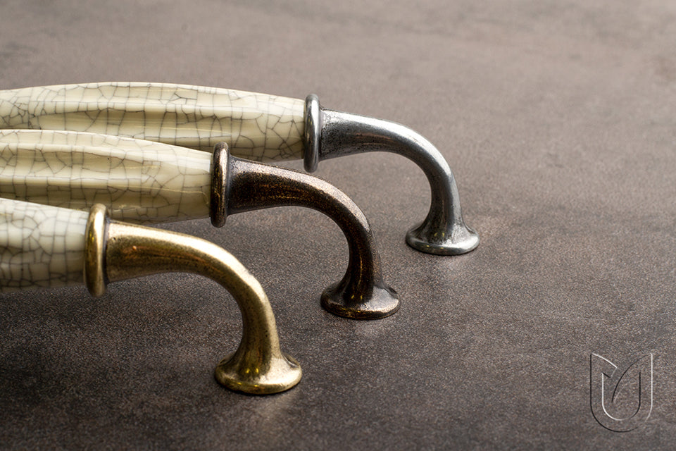 Mâner mobilier Tulip Country 128 – alamă antichizată + porțelan bej, efect crăpat, interax 128 mm, L138 mm