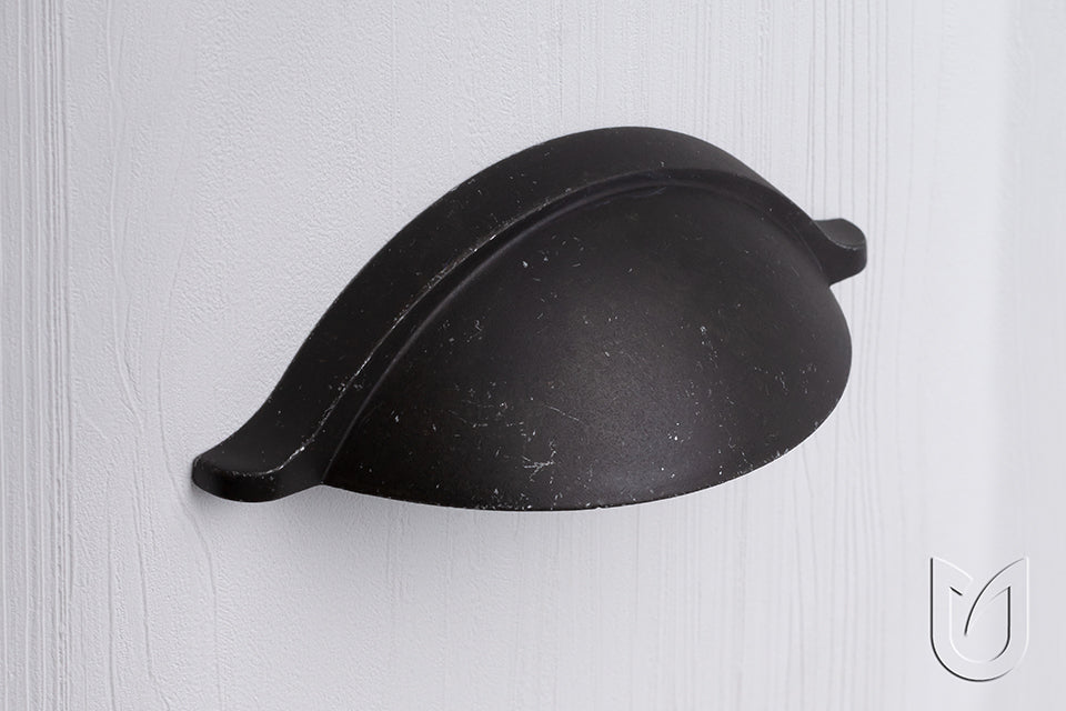 Mâner tip cupă pentru mobilier Tulip Corsica – negru antichizat (mat), zamac, interax 64 mm