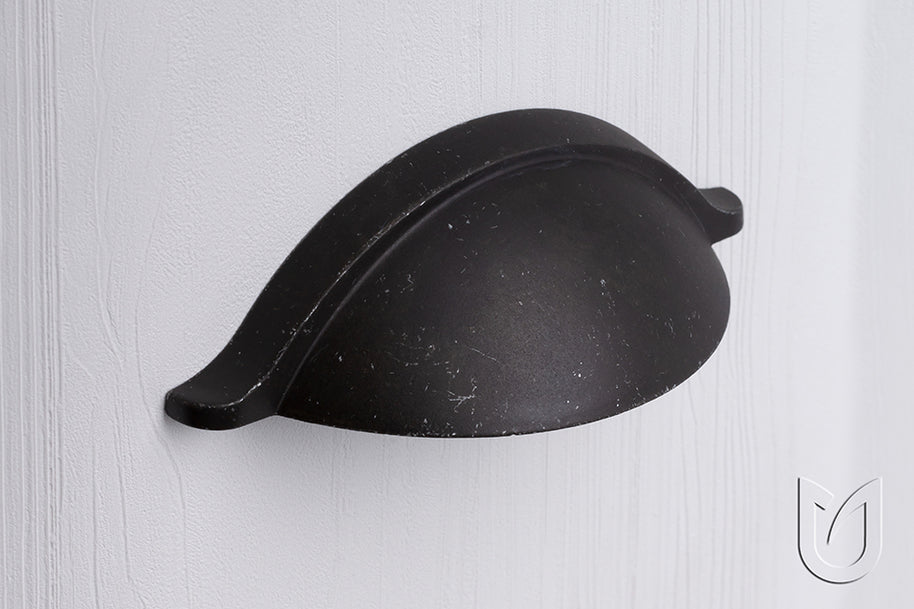 Mâner tip cupă pentru mobilier Tulip Corsica – negru antichizat (mat), zamac, interax 64 mm