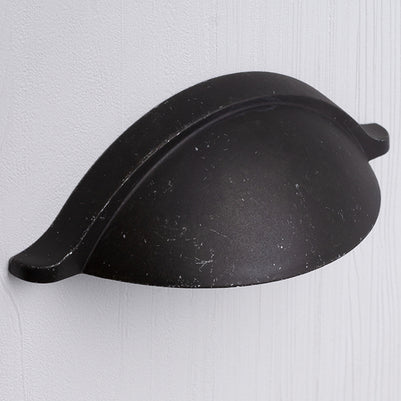 Mâner tip cupă pentru mobilier Tulip Corsica – negru antichizat (mat), zamac, interax 64 mm