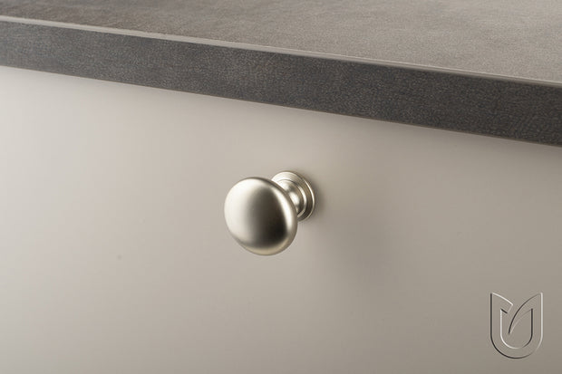 Buton mobilier Jota – crom lucios, rotund, 28×27 mm, cu șurub