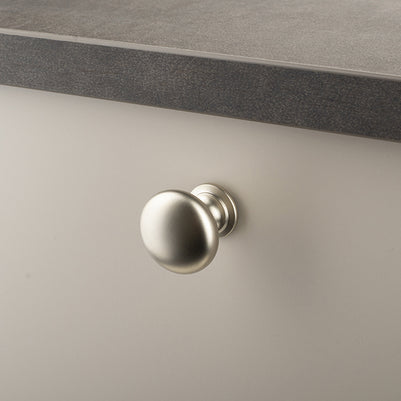 Buton mobilier Jota – auriu lucios, rotund, 28×27 mm, cu șurub