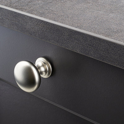 Buton mobilier Jota – negru mat, rotund, 28×28 mm, cu șurub