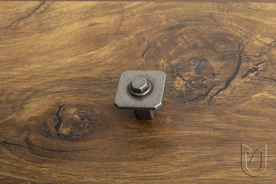 Buton mobilier Tulip Kentucky – cositor antichizat (old tin), pătrat, mat, 27 × 27 mm, H26 mm (zamac)