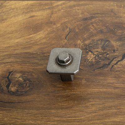 Buton mobilier Tulip Kentucky – cositor antichizat (old tin), pătrat, mat, 27 × 27 mm, H26 mm (zamac)