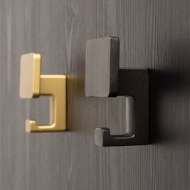 Agățătoare dublă Tulip Pera – negru mat, H64 mm, 2 cârlige, zamac, montaj frontal