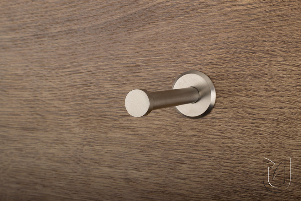 Agățătoare Tulip Filip 52 – oțel inoxidabil periat, 52 mm, 1 cârlig, montaj frontal, șuruburi incluse