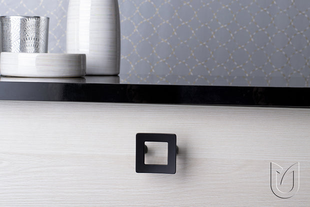 Buton mobilier Tulip Frame 32 – negru mat, pătrat, interax 32 mm (zamac)