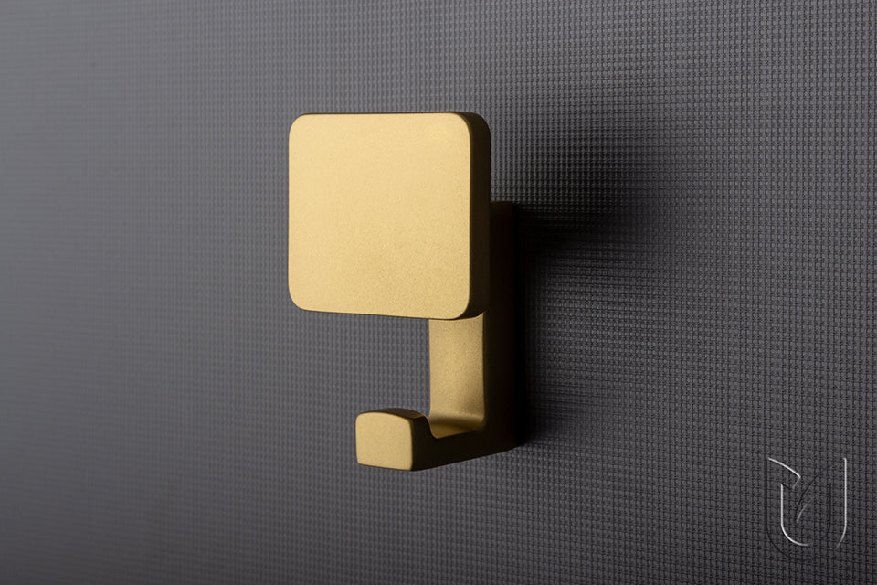 Agățătoare dublă Tulip Pera – auriu mat, H64 mm, 2 cârlige, zamac, montaj frontal