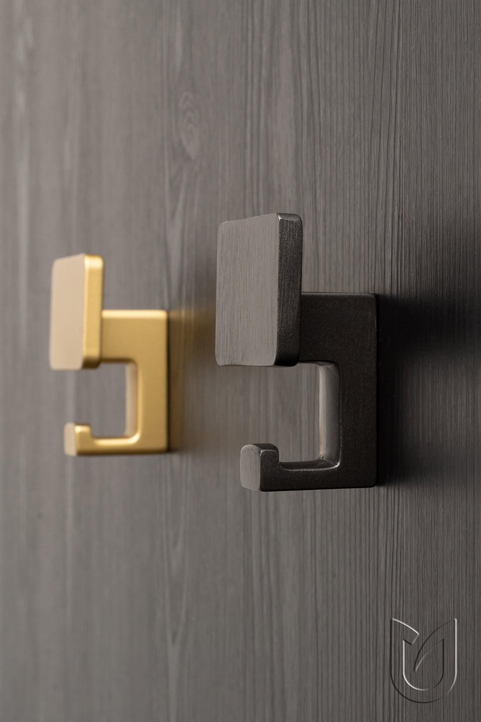 Agățătoare dublă Tulip Pera – auriu mat, H64 mm, 2 cârlige, zamac, montaj frontal