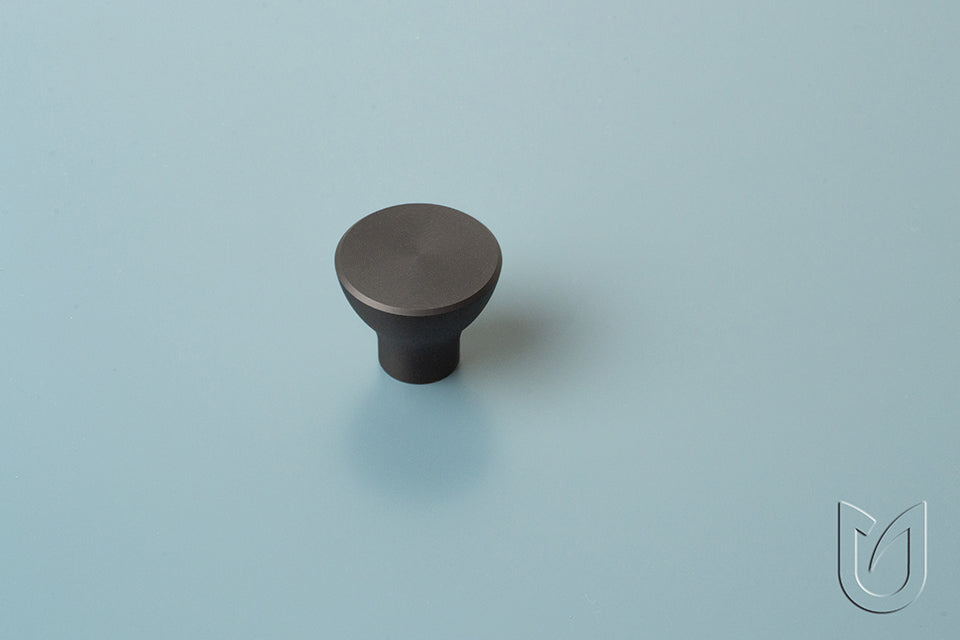 Buton mobilier Tulip Koby – negru mat, rotund (aluminiu)