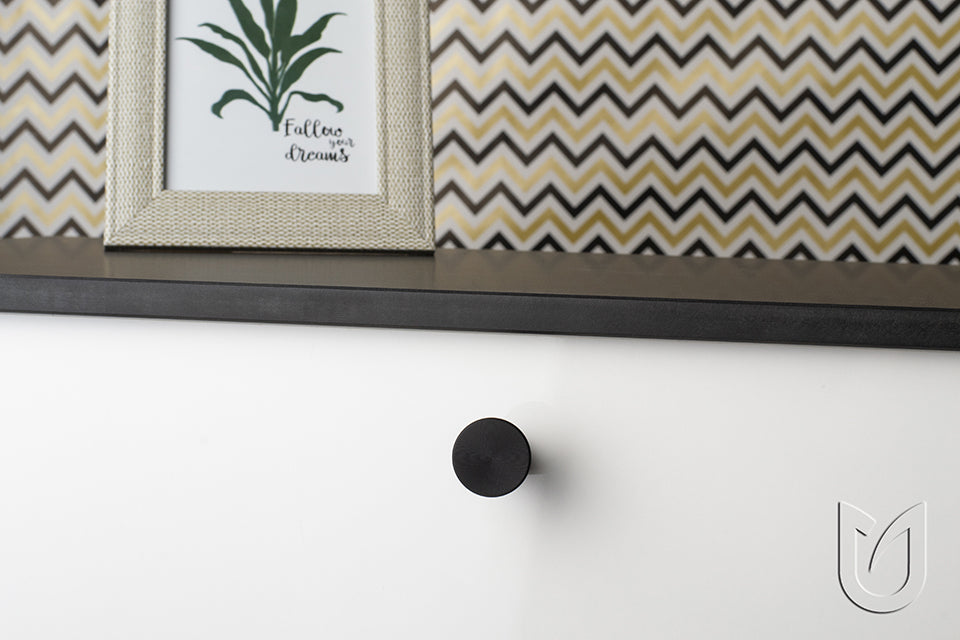 Buton mobilier Tulip Koby – negru mat, rotund (aluminiu)