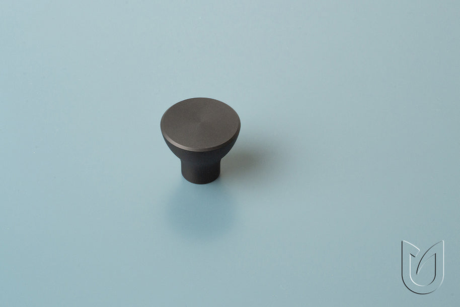 Buton mobilier Tulip Koby – maro mat, rotund (aluminiu)