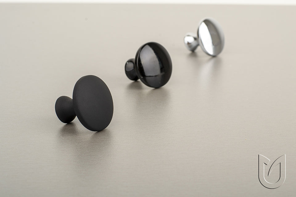 Buton mobilier Evan – negru lucios, rotund, cu șurub