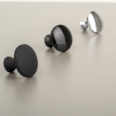 Buton mobilier Evan – negru lucios, rotund, cu șurub