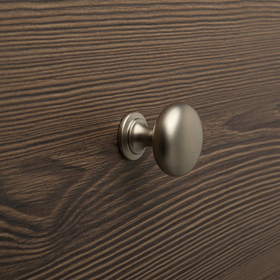 Buton mobilier Jota – alb lucios, rotund, 28×28 mm, cu șurub