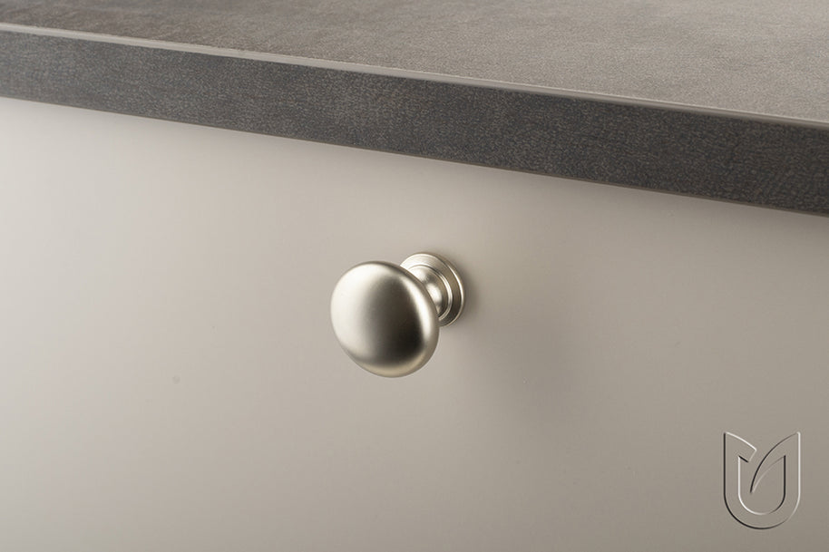 Buton mobilier Jota – alb lucios, rotund, 28×28 mm, cu șurub