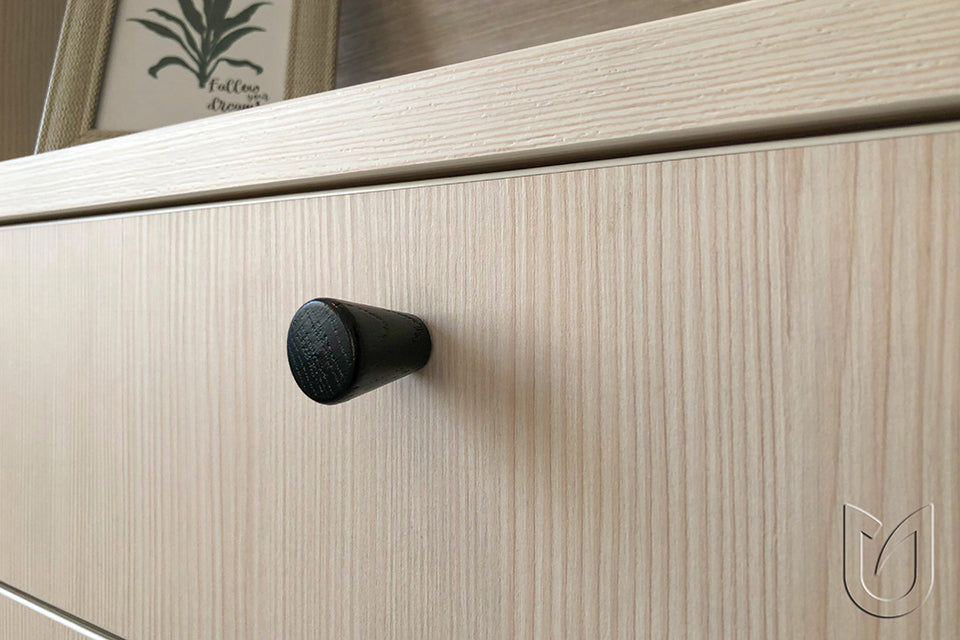 Buton mobilier Taper – stejar lăcuit, finisaj natural, cu șuruburi