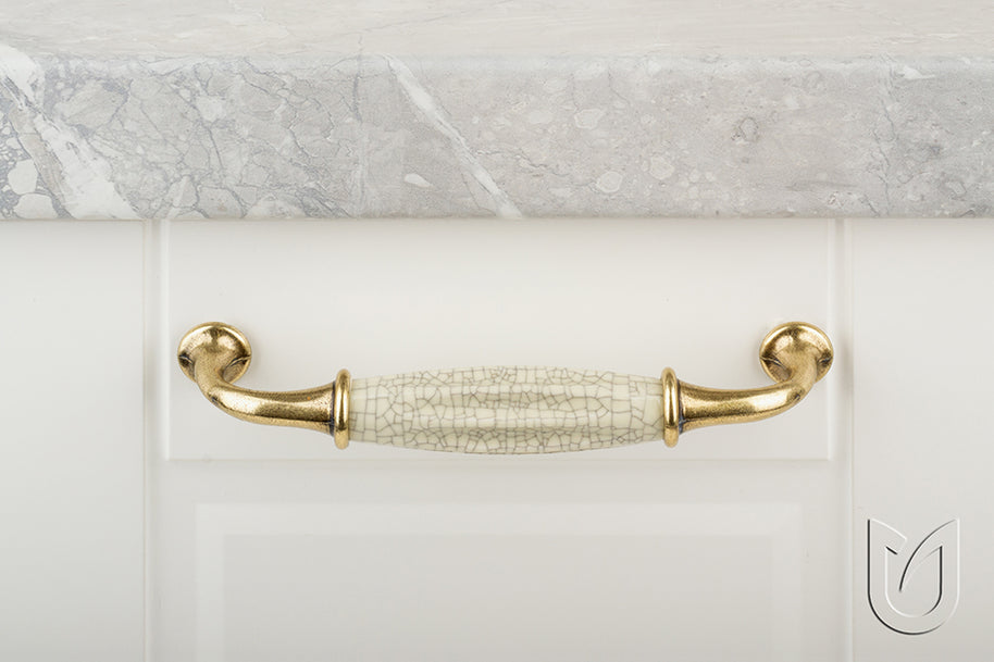 Mâner pentru mobilier Tulip Country – bronz vechi (antic) & porțelan bej, interax 128 mm