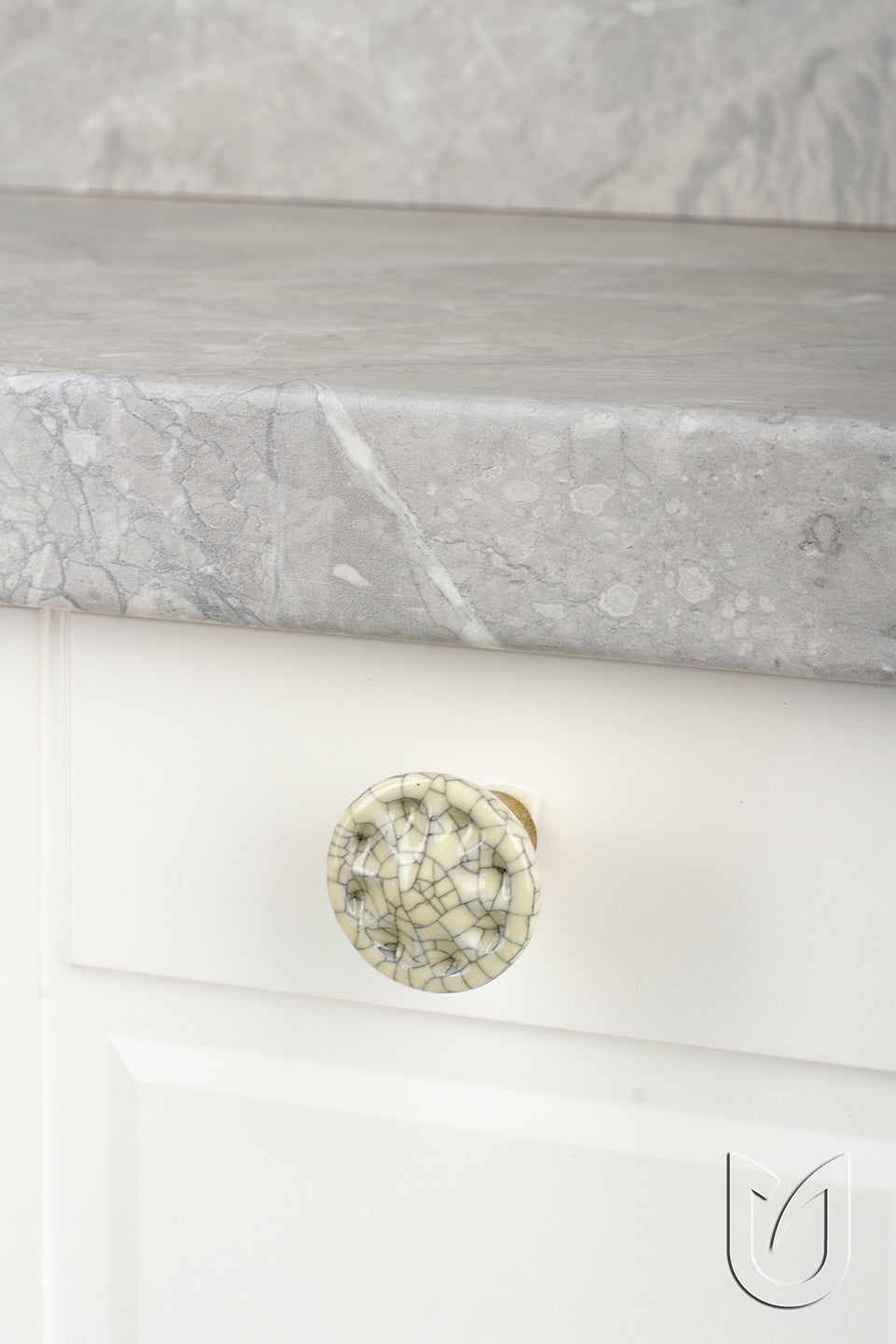 Buton mobilier Tulip Country – bronz antichizat / porțelan bej, rotund, lucios