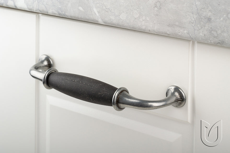 Mâner pentru mobilier Tulip Victoria – negru antichizat (mat), zamac, interax 128 mm