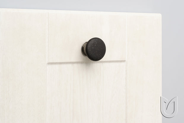 Buton mobilier Tulip Victoria – negru antichizat (old black), rotund, mat (zamac)