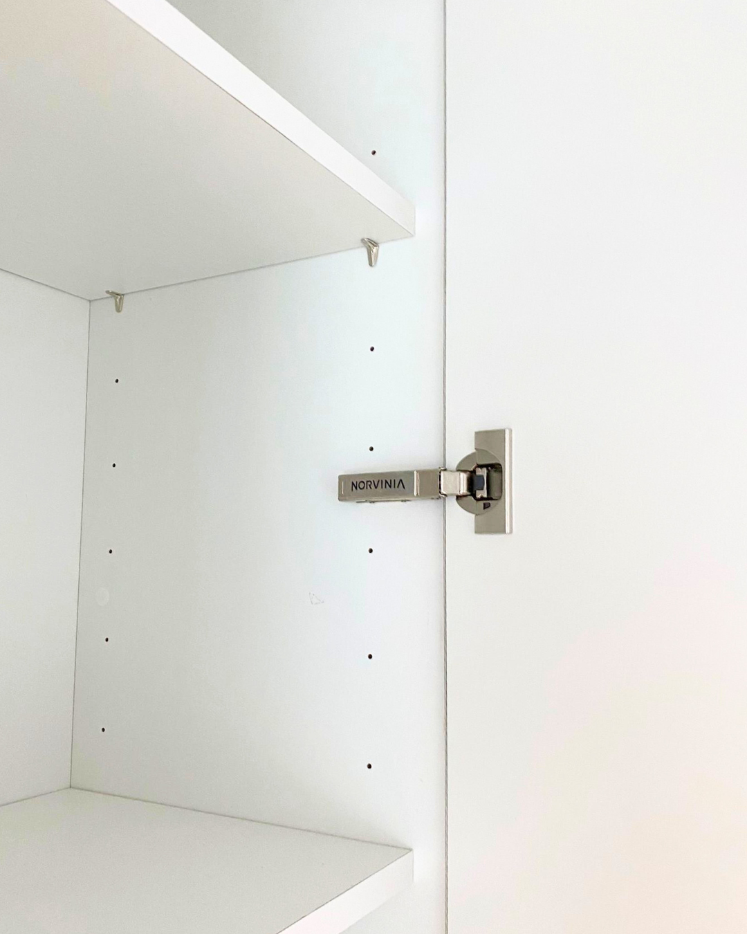 Mobilier bucătărie NORVINIA, cu blat din cuarț compozit și chiuvetă montată sub blat