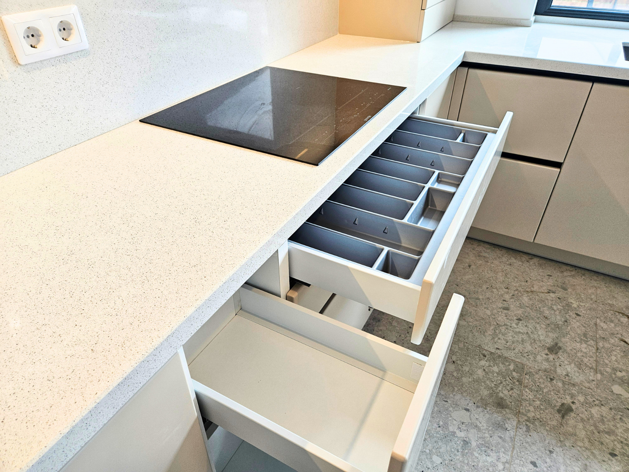 Mobilier pentru bucătărie NORVINIA, cu mânere profil GOLA, cu blat din cuarț compozit și chiuvetă montată sub blat