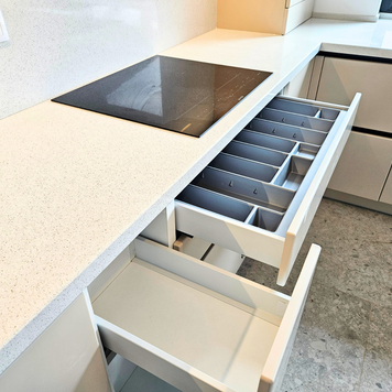 Mobilier pentru bucătărie NORVINIA, cu mânere profil GOLA, cu blat din cuarț compozit și chiuvetă montată sub blat