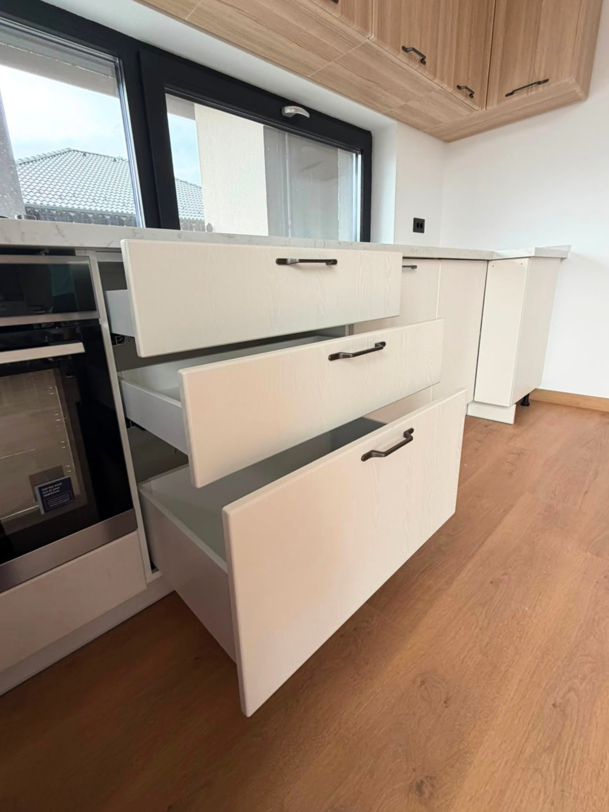 Mobilier din MDF termoformat cu blat din cuarț compozit și mânere metalice aplicate
