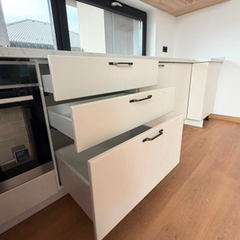 Mobilier din MDF termoformat cu blat din cuarț compozit și mânere metalice aplicate