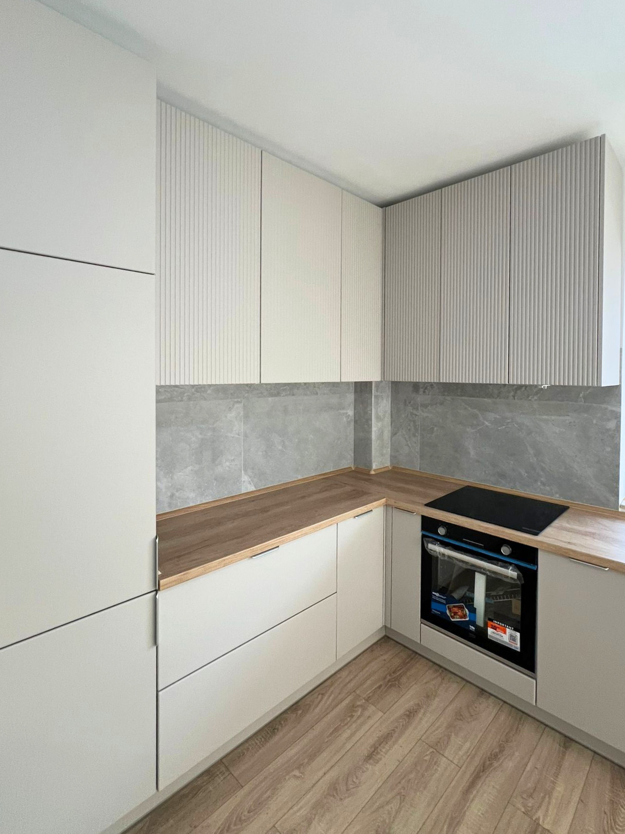 Mobilier la comandă pentru bucătărie NORVINIA, cu mânere metalice aplicate și blat termorezistent