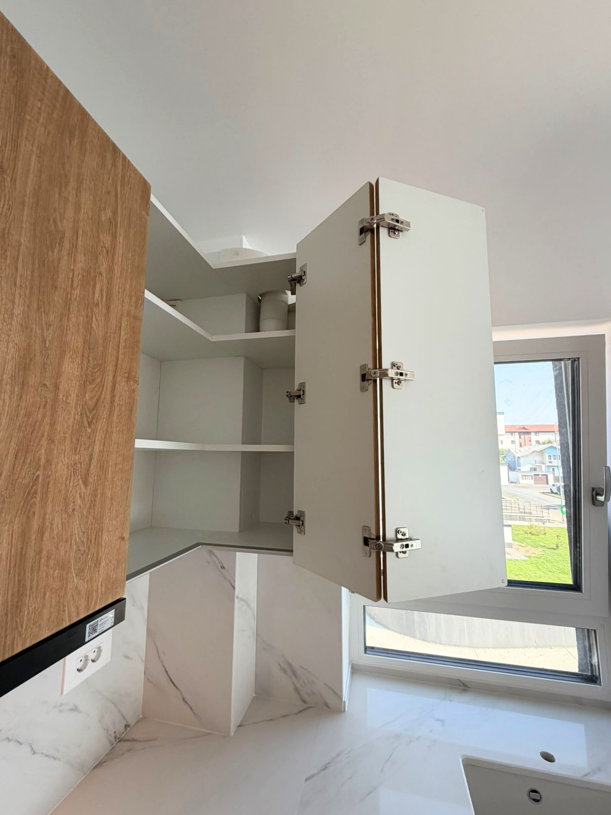 Mobilier din MDF termoformat cu blat din cuarț compozit și mânere GOLA