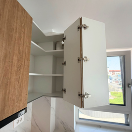 Mobilier din MDF termoformat cu blat din cuarț compozit și mânere GOLA