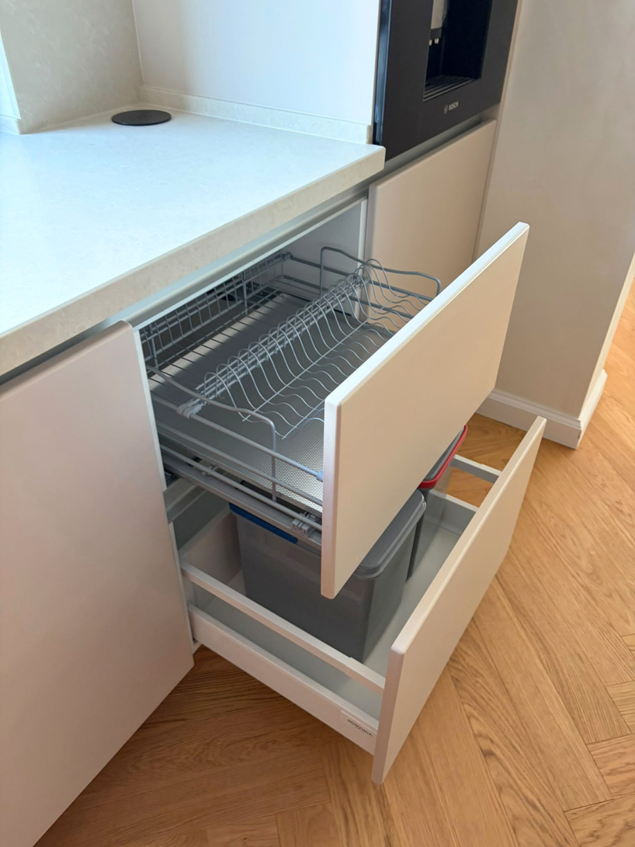 Mobilier din MDF termoformat cu blat din cuarț compozit, masă cu blat din cuarț și mânere GOLA
