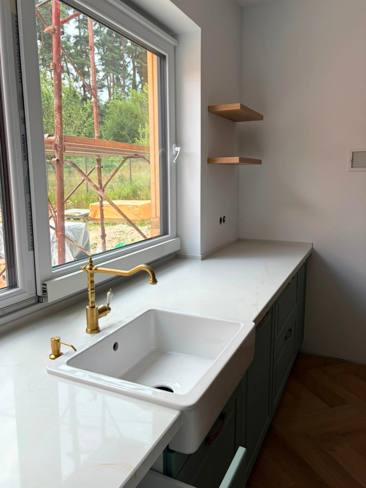 Mobilier de bucătărie din MDF termoformat cu blat din cuarț și mânere metalice aplicate aurii
