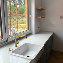 Mobilier de bucătărie din MDF termoformat cu blat din cuarț și mânere metalice aplicate aurii