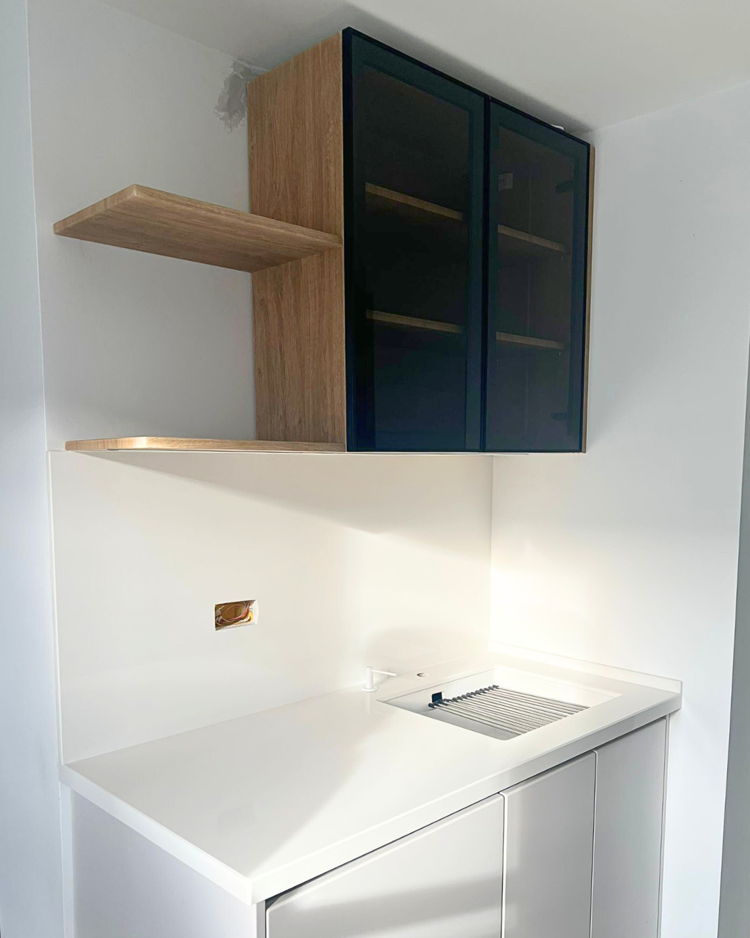 Mobilier bucătărie NORVINIA, cu blat din cuarț compozit