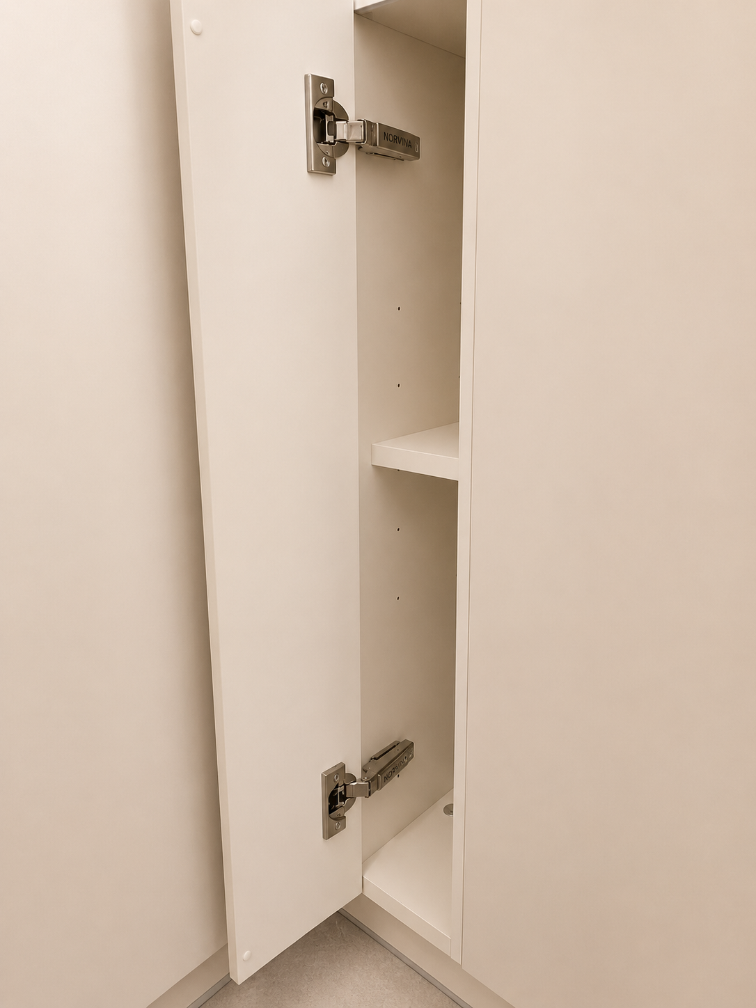Mobilier de bucătărie NORVINIA, cu fronturi din MDF termoformat, blat termorezistent EGGER și mânere tip profil GOLA