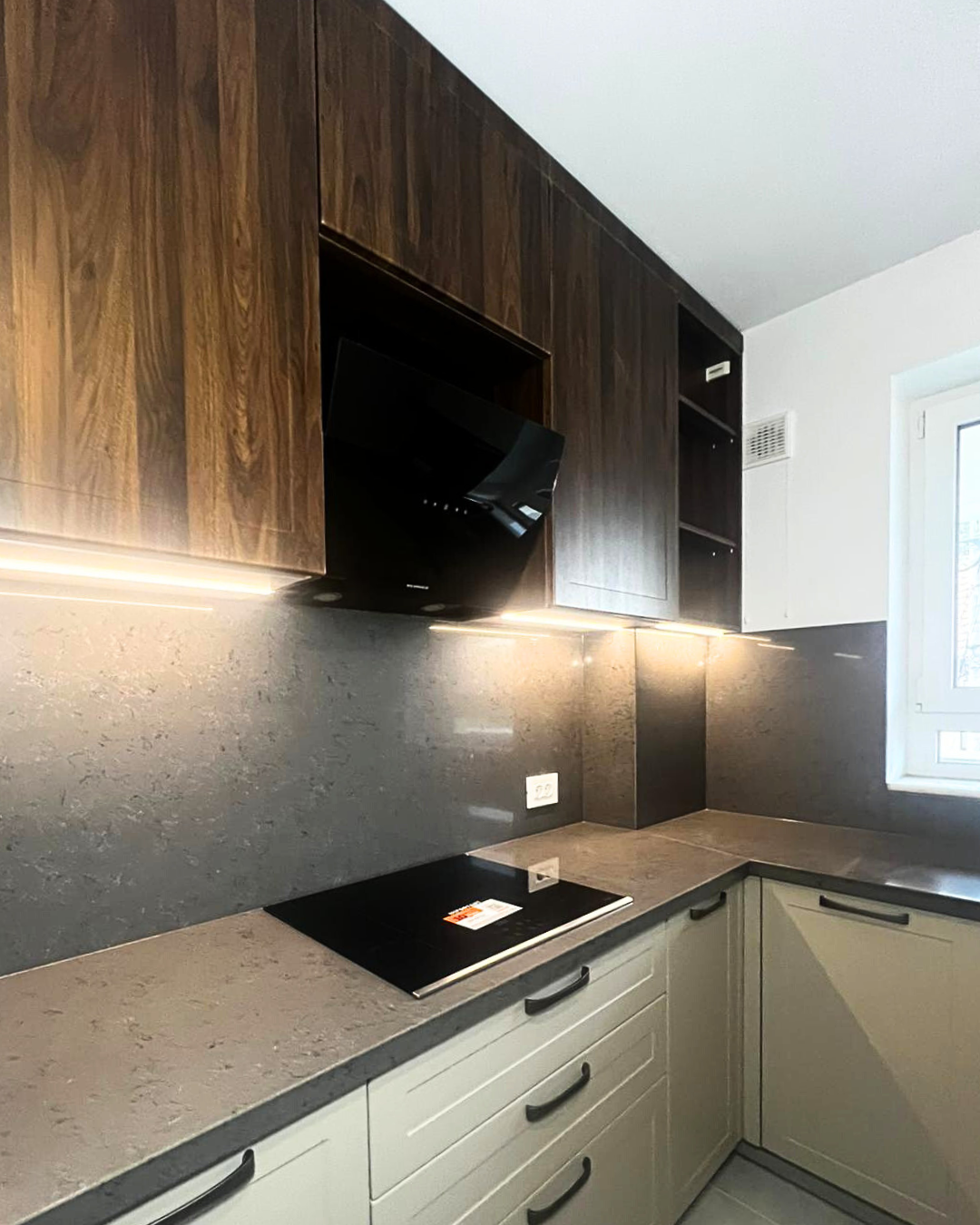 Mobilier pentru bucătărie NORVINIA, cu blat din cuarț compozit și chiuvetă montată sub blat