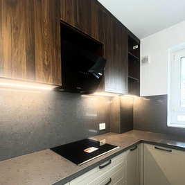 Mobilier pentru bucătărie NORVINIA, cu blat din cuarț compozit și chiuvetă montată sub blat