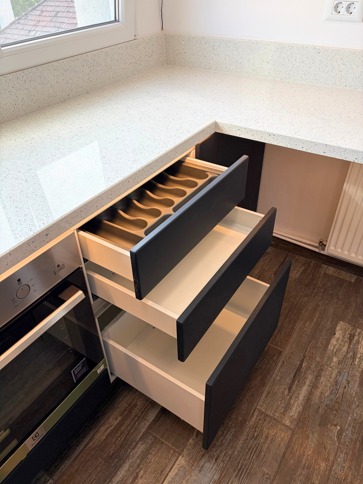 Mobilier din MDF termoformat cu blat, contrablat din cuarț compozit și mânere tip profil GOLA