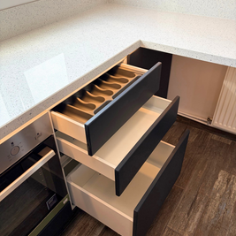 Mobilier din MDF termoformat cu blat, contrablat din cuarț compozit și mânere tip profil GOLA