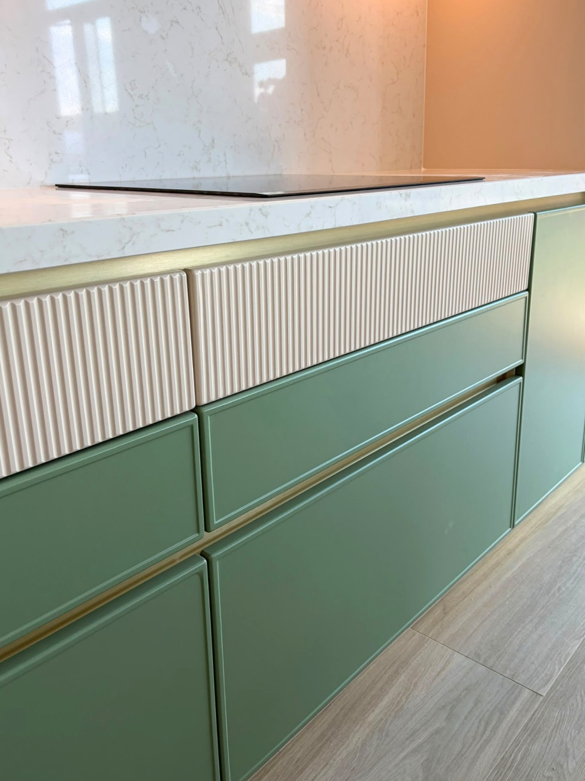 Mobilier din MDF termoformat cu blat din cuarț compozit, insulă cu blat din cuarț și mânere GOLA