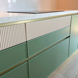 Mobilier din MDF termoformat cu blat din cuarț compozit, insulă cu blat din cuarț și mânere GOLA
