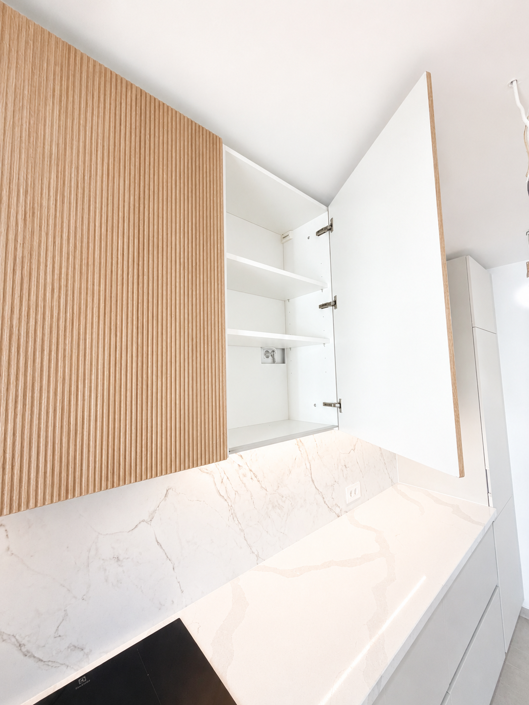 Mobilier de bucătărie NORVINIA, cu fronturi din MDF termoformat uni și textură lemn, blat din cuarț compozit și mânere tip profil GOLA