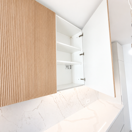 Mobilier de bucătărie NORVINIA, cu fronturi din MDF termoformat uni și textură lemn, blat din cuarț compozit și mânere tip profil GOLA