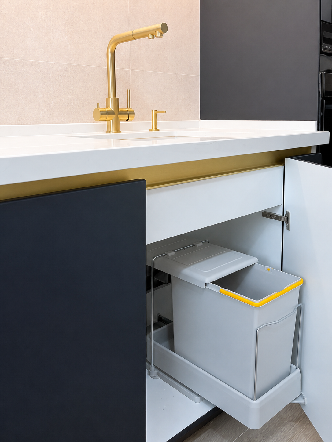 Mobilier de bucătărie NORVINIA, cu fronturi din MDF termoformat albastre și textură lemn, blat din cuarț compozit și mânere tip profil GOLA, finisaj auriu
