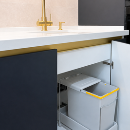 Mobilier de bucătărie NORVINIA, cu fronturi din MDF termoformat albastre și textură lemn, blat din cuarț compozit și mânere tip profil GOLA, finisaj auriu
